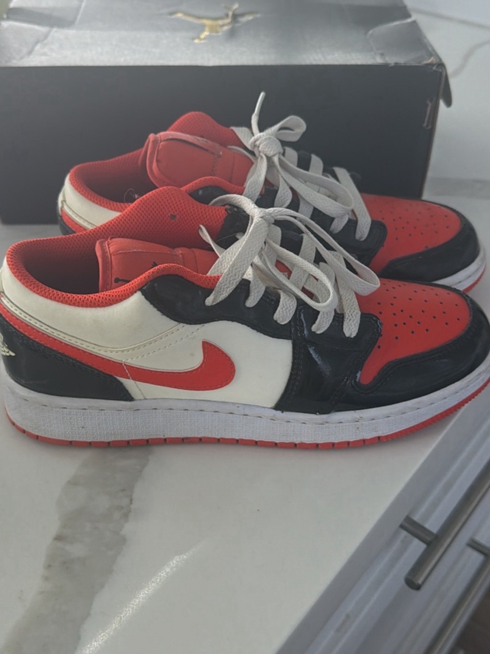 Jordan Kids Low-Top Sneaker in Red, White & Black